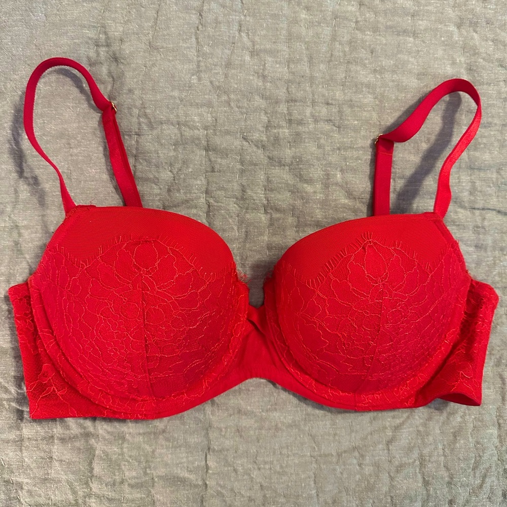 **NEVER WORN** RED LACE Victoria’s Secret Very Sexy Uplift Bra
